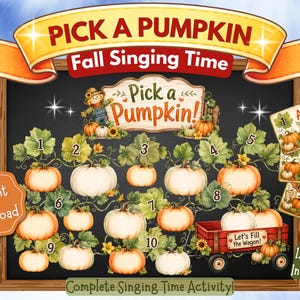 Op de afbeelding: Een activiteitenbord in schoolbordstijl met de titel Pick a Pumpkin Fall Singing Time, voorzien van genummerde pompoenen, een rode wagen met het opschrift Let's Fill the Wagon en drie kleine kaarten getiteld Autumn Breeze, Scarecrow Sing en Pumpkin Girls.