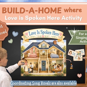 Może przedstawiać: Zestaw aktywności Build-A-Home Love Is Spoken Here z ilustracją domku dla lalek z wieloma pokojami i figurkami rodziny. Zawiera osiem kart z tekstem, takim jak Sing Softly i Boys Sing, na tle ciemnej tablicy szkolnej.