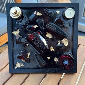 Unikt konstföremål: Broken Boss parfymflaska i harts med guldflingor