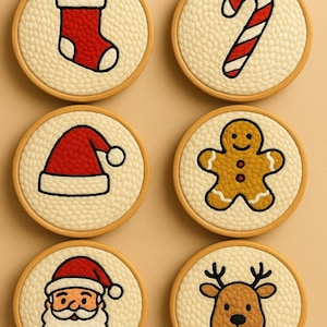 Op de afbeelding: Zes kerstborduurringen met verschillende ontwerpen: een rode sok, een zuurstok, een kerstmuts, een peperkoeken man, de kerstman en een rendier. De ontwerpen zijn geplaatst tegen een getextureerde, gebroken witte achtergrond.
