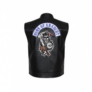 以下が含まれることがあります： 丸い襟の黒い革ベスト。背面には「SONS OF ANARCHY」の文字と、鎌と頭蓋骨を持った死神のグラフィックがパッチされています。ベストはクラシックなバイカースタイルです。