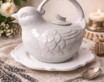 Tetera Vintage World Market con diseño de pájaro y plato festoneado a juego - Juego de té de gres blanco para 5 tazas