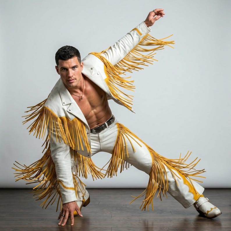 Puede incluir: Una chaqueta de cuero blanca y pantalones de cuero blancos a juego con largos flecos de color amarillo vibrante a lo largo de las mangas, el pecho y las piernas. La chaqueta tiene un cuello cl&aacute;sico y herrajes plateados, y el pantal&oacute;n incluye un cintur&oacute;n.