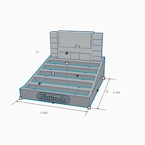 Puede incluir: Un soporte de exhibición gris para cartuchos de juegos de Nintendo. El soporte tiene múltiples ranuras para cartuchos de juegos y una sección superior para una consola de juegos. El soporte mide 14,8 cm de ancho y 17,3 cm de alto.