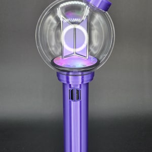 Puede incluir: Una taza de cerámica blanca con un asa negra y el texto "But First, Coffee" en negro y negrita. La taza está sobre una superficie blanca. La taza mide aproximadamente 10 cm de alto.