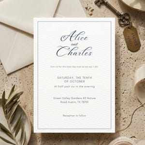 Può includere: Un invito di nozze con i nomi "Alice e Charles" in elegante scrittura. L'invito include data, ora e luogo: Green Valley Gardens, Austin, TX. Il design è semplice con un bordo e testo blu navy.