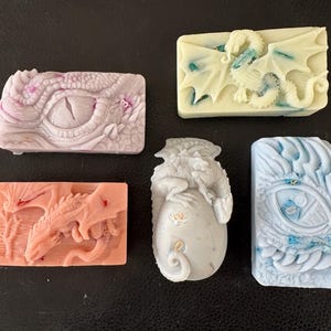 Jabón de dragón - Jabón de fantasía novedoso con juego de dados integrado