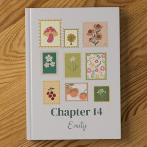 Può includere: Una copertina bianca con una serie di colorati disegni di francobolli con illustrazioni botaniche. I francobolli raffigurano un fungo, un albero, fiori, ciliegie e arance. Il testo "Chapter 14 Emily" è stampato sulla copertina.