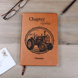 Regalo para papá en su 80 cumpleaños: Diario de piel personalizado con el capítulo 80. Un detalle significativo para el tío en su 80 cumpleaños.