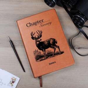 Regalo de cumpleaños número 70 para papá: Diario de cuero personalizado del capítulo 70. Ideal para esposo o hermano.