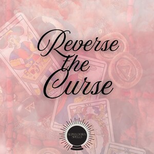 Może przedstawiać: Różowy obraz z kartami tarota, kryształami i okrągłymi przedmiotami. Tekst "Reverse the Curse" jest napisany eleganckim pismem. Logo z napisem "ALPHADORA SPELLS" znajduje się na dole.