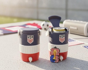 USA Fußball Mini Cooler Dosenhalter | 3D gedruckter USMNT Football Dosenbecher mit Deckel & Dosenöffner | Team USA Tailgate Zahnrad