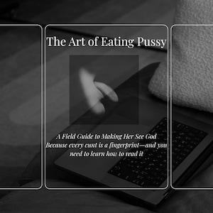 Könnte beinhalten: Schwarz-Weiß-Bild mit einem Laptop, auf dem der Titel "The Art of Eating Pussy" steht. Darunter steht der Text "A Field Guide to Making Her See God". Das Bild hat eine dunkle, stimmungsvolle Ästhetik.