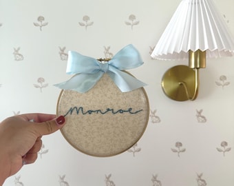 Plaque nominative brodée personnalisée | Cerceau d'art mural personnalisé pour chambre d'enfant, chambre d'enfant ou coin animal de compagnie