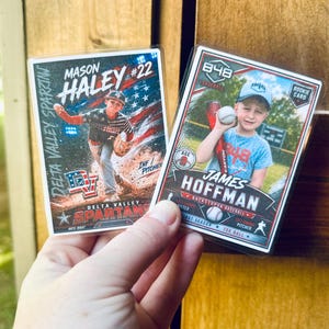 Könnte beinhalten: Zwei rechteckige Baseball-Sammelkarten in durchsichtigen Schutzhüllen. Die linke Karte zeigt Mason Haley #22 in einer Uniform der Delta Valley Spartans mit US-Flaggen-Design. Die rechte Karte zeigt James Hoffman, einen Rookie mit Baseball.