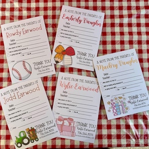 Puede incluir: Cinco tarjetas de notas rectangulares blancas tituladas A NOTE FROM THE PARENTS OF con los nombres personalizados Rowdy Earwood, Emberly Vaughn, Macbry Vaughn, Judd Earwood y Wylie Earwood. Cada tarjeta incluye líneas para fecha, profesor y casillas de verificación.