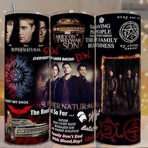 Könnte beinhalten: Drei Edelstahlbecher mit Bildern und Texten aus der Fernsehserie Supernatural. Die Becher haben schwarze Hintergründe mit Bildern der Hauptfiguren, dem Logo der Show und Sätzen wie "Saving People, Hunting Things, The Family Business."