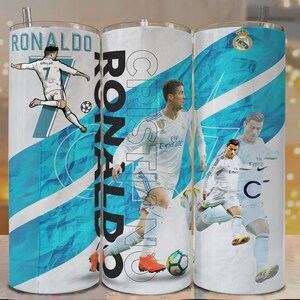 K&ouml;nnte beinhalten: Edelstahlbecher mit dem Namen "RONALDO" in gro&szlig;en Buchstaben und Bildern eines Fu&szlig;ballspielers in Aktion. Der Becher hat ein wei&szlig;es und blaues Farbschema und einen Strohhalm.