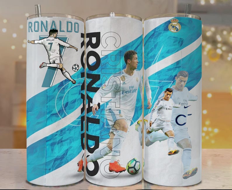 K&ouml;nnte beinhalten: Edelstahlbecher mit dem Namen "RONALDO" in gro&szlig;en Buchstaben und Bildern eines Fu&szlig;ballspielers in Aktion. Der Becher hat ein wei&szlig;es und blaues Farbschema und einen Strohhalm.