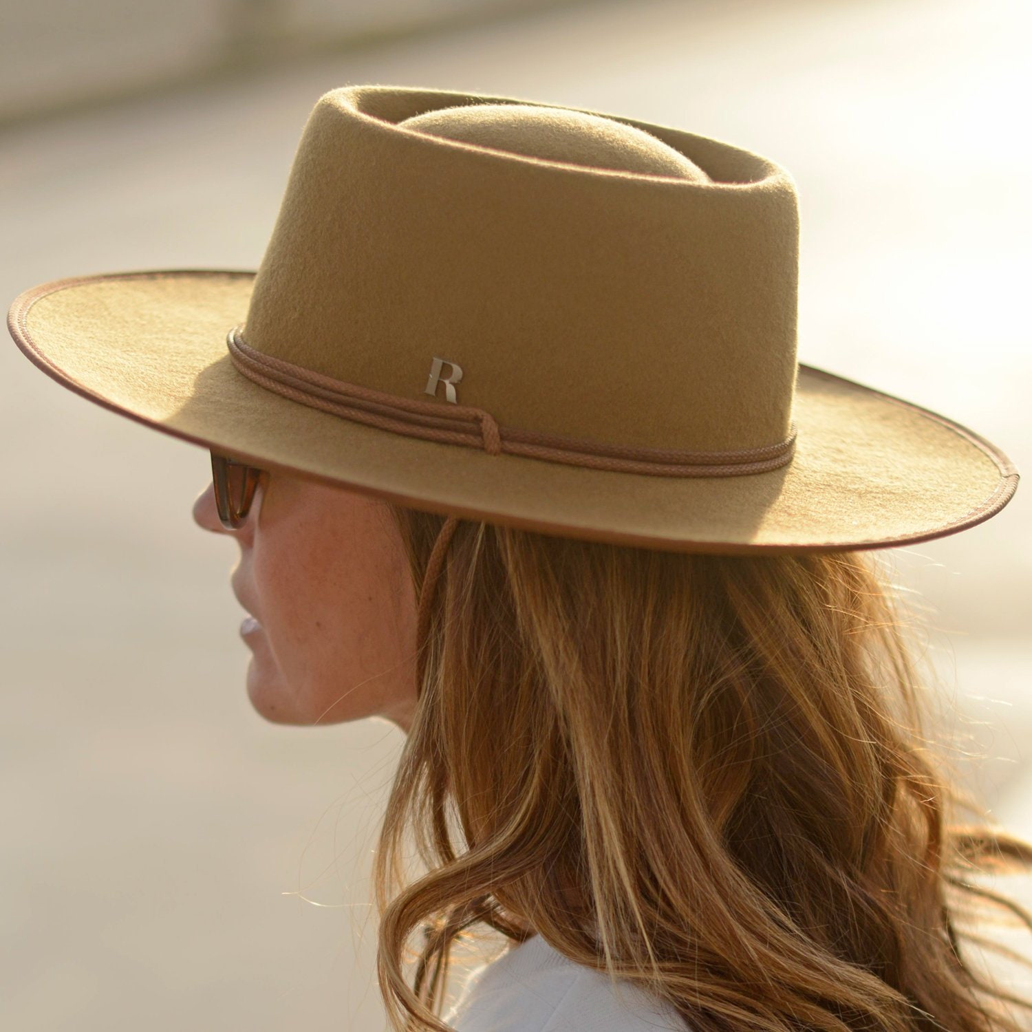 Фетровая шляпа бежевая. Бежевая шляпка. Бежевая шляпа. Шляпа бежевая женская. Бежевая шляпка.