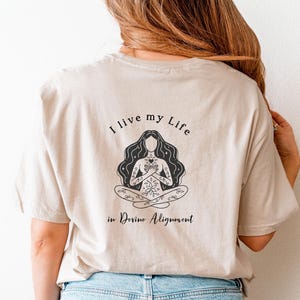 Peut inclure: Ensemble de trois mugs en céramique avec une finition mate et mouchetée. Chaque mug est de couleur différente : bleu clair, crème et gris. Les mugs ont un design simple et moderne, avec une anse confortable. Hauteur: environ 10 cm.