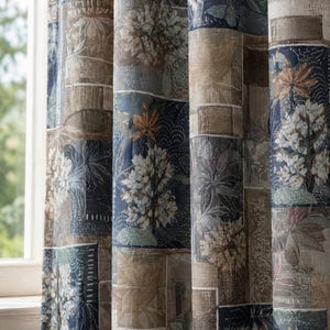 Può includere: Un pannello per tenda caratterizzato da un design patchwork a blocchi rettangolari nei toni del blu navy, beige e marrone. Il tessuto presenta un motivo ripetuto di alberi a fiori bianchi, fogliame verde e forme geometriche testurizzate.