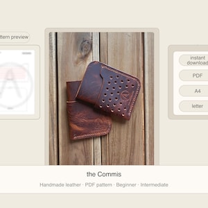Puede incluir: Dos carteras de cuero marrón hechas a mano se muestran sobre una superficie de madera. Una cartera tiene un diseño perforado. La imagen también incluye una vista previa del patrón y opciones de descarga instantánea en formato PDF.