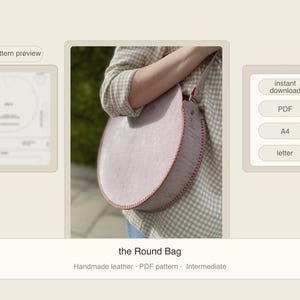 Pode incluir: Uma bolsa de couro rosa claro, semicircular, com uma alça longa. A bolsa é costurada com uma linha vermelha contrastante nas bordas. A imagem também inclui uma visualização do padrão e opções de download instantâneo em formato PDF.