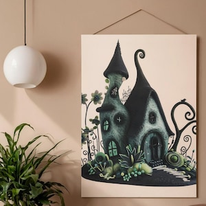 Op de afbeelding: Een rechthoekige wandkunstprint met een donkerblauwgroen en zwart huis met een hoog puntdak en een gebogen torenspits. De structuur is omgeven door gestileerde groene planten, cirkelvormig gebladerte en een zwart hek op een lichte crèmekleurige achtergrond.