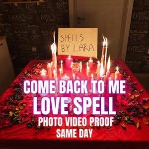 以下が含まれることがあります： 様々なサイズと色のろうそくが灯された赤いテーブル。周りにはドライフラワーが飾られています。「COME BACK TO ME LOVE SPELL PHOTO VIDEO PROOF SAME DAY」の文字が重ねられています。「SPELLS BY LARA」と書かれた看板があります。