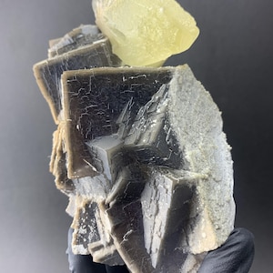 Ejemplar raro de cristal de fluorita cúbica de 1,4 kg con calcita, fantasma natural sin pulir/sin cortar, piedra preciosa en bruto para coleccionistas, decoración del hogar y sanación.