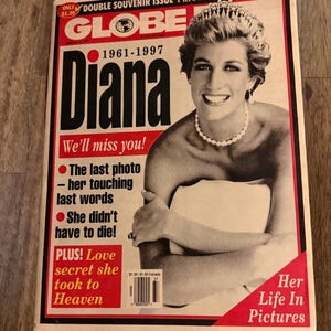 Può includere: Una copertina vintage della rivista GLOBE con una foto in bianco e nero di Diana, Principessa del Galles, con tiara e collana di perle. La copertina presenta testo rosso e nero, tra cui "Diana" e "Ci mancherai!" con il testo "Her Life In Pictures".