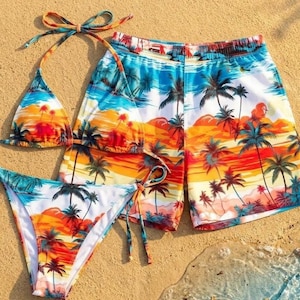 Puede incluir: Un conjunto de trajes de baño a juego que incluye un top de bikini, una braguita de bikini y un pantalón corto de baño. El conjunto tiene un diseño de puesta de sol tropical con palmeras en tonos naranja, amarillo, azul y blanco. El pantalón corto de baño tiene cintura con cordón.