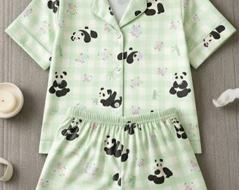 Pijama de satén con estampado de panda verde, ideal como regalo