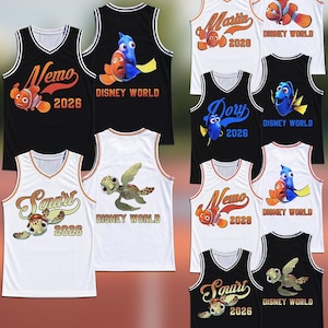 Puede incluir: Una taza de cerámica blanca con un asa negra y el texto "But First, Coffee" en un estilo manuscrito. La taza está sobre una superficie blanca. La taza mide aproximadamente 10 cm de alto.