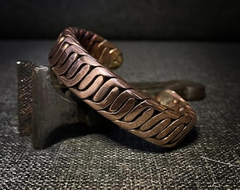 Handgemachter gehämmerter Armreif aus Kupfer - Rustikale Boho Manschette