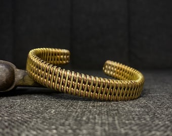 Handgefertigtes Armband aus Messing & Kupfer – Gewebte Energie, zierliche Armspange