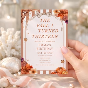 Puede incluir: Una tarjeta de invitación de cumpleaños rectangular con fondo de rayas blancas y cobrizas, decorada con flores de otoño, calabazas y un lazo. El texto dice: THE FALL I TURNED THIRTEEN, JOIN US TO CELEBRATE EMMA'S BIRTHDAY, SAT 25 OCT, 12:00 PM TO 6:00 PM, EMMA'S HOUSE, 123 ANYWHERE ST, ANY CITY, ST, 12345, RSVP TO JESS AT 123-456-7890.