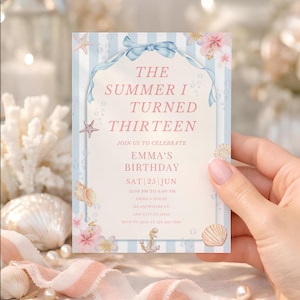 Puede incluir: Una tarjeta de invitación a rayas azules y blancas con el texto "THE SUMMER I TURNED THIRTEEN". La tarjeta está decorada con conchas marinas, flores y una cinta azul. La invitación es para el cumpleaños de Emma el 25 de junio.
