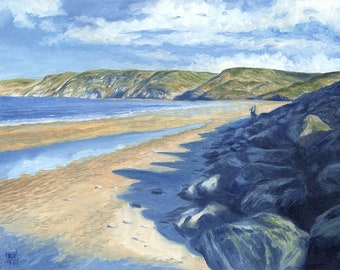 以下が含まれることがあります： 岩場のあるビーチの絵画。砂浜と青い海が背景に描かれている。空は白雲のある青い空。遠くで2人の人物がビーチを歩いている