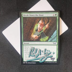 Puede incluir: Una carta verde de Magic: The Gathering con el texto "Break Down the Door" y el coste de maná 2G. La carta es un instantáneo y tiene la posibilidad de elegir una de las tres opciones siguientes: exiliar el artefacto objetivo, exiliar la criatura objetivo o manifestar una criatura con un coste de maná de 2 o menos en el campo de batalla.