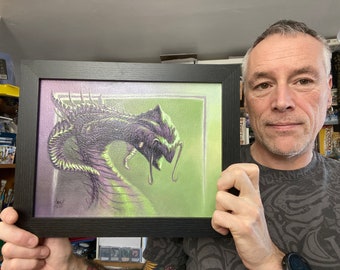 以下が含まれることがあります： 長い首と鋭い嘴を持つ緑と紫の生き物の額縁入り絵画。生き物は緑色の背景に描かれている。