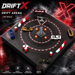 Op de afbeelding: Een zwarte Drift X Magnetic Drift Arena speelset met een 1:64 schaal racebaan ontwerp. De set bevat miniatuur speelgoedauto's, verkeerskegels en barrières. De tekst "DRIFT X MAGNETIC DRIFT ARENA" wordt bovenaan weergegeven.