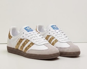Individuell gestaltete goldene Glitzer-Sneaker – Handgefertigte weiße Ledersneaker – Personalisierte Glitzerschuhe für Damen – Einzigartiges Geschenk für Sie – Goldene Stunde