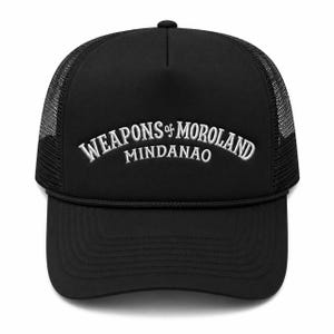 Könnte beinhalten: Eine schwarze Trucker-Cap mit Netzrückseite und festem Vorderteil. Auf der Vorderseite befindet sich eine weiße Stickerei mit dem Text WEAPONS of MOROLAND MINDANAO in einem Bogen. Eine schwarze Kordel verläuft horizontal über den unteren Rand.