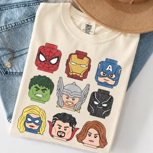 Marvel superhjälteskjorta, Avengers grafisk t-shirt, hjälteskjorta i blockstil, retro Marvel-grafikskjorta, superhjälte-fangåva