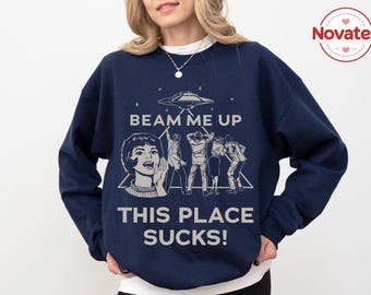 Bluza z nadrukiem „Beam Me Up This Place Sucks”, zabawny sweter z okrągłym dekoltem w stylu UFO, sarkastyczny sweter retro science fiction, prezent z humorem o obcych w stylu vintage