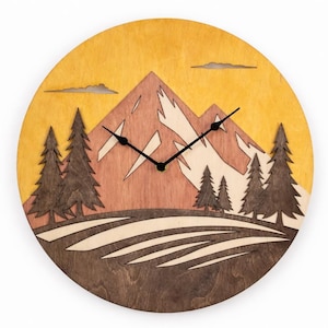 Reloj de pared de madera con paisaje montañoso hecho a mano – Decoración rústica de cabaña