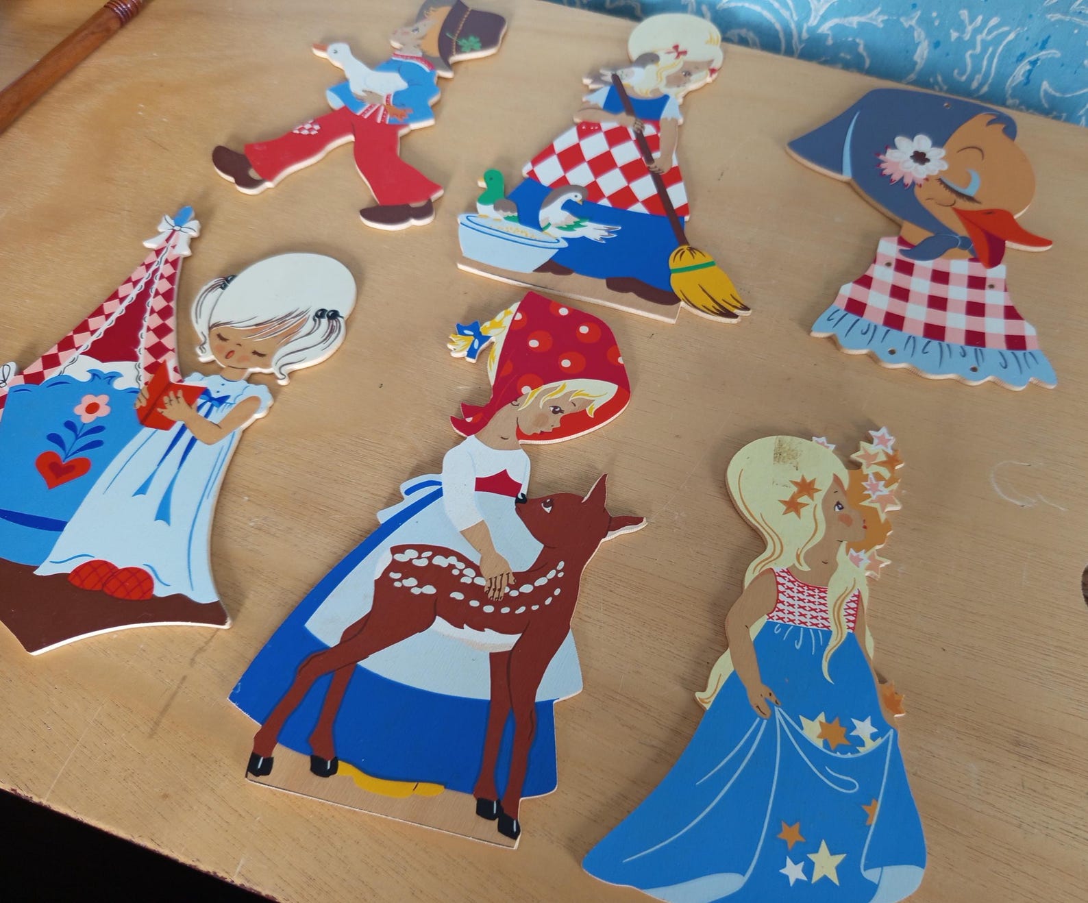 Lot of Alfred Mertens wooden wall hangings. Vintage