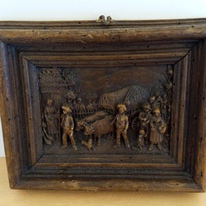 Placa antigua alemana tallada en cera figuras de campesinos.